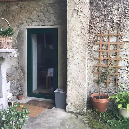 Dans Un Petit Village Pyreneen